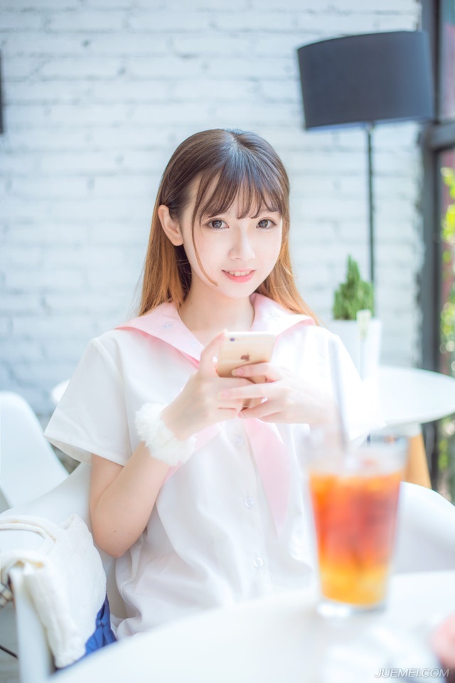 对于小野的教育，韩寒说唯一的要求是善良和想象力。韩寒不希望女儿为产品代言，他说他不希望女儿配合这个世界，但希望她认识和了解这个世界！——韩寒